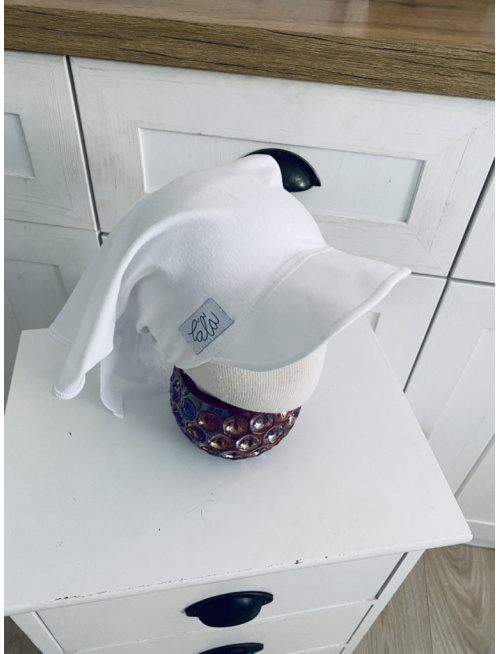 Úpletová šatka SUMMER so šiltom na viazanie - biela