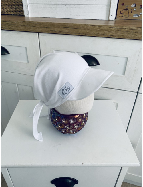 Úpletová šatka SUMMER so šiltom na viazanie - biela