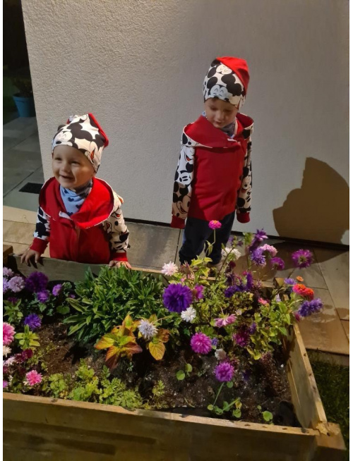 Šmolko čiapka so vzorovaným prestrihom