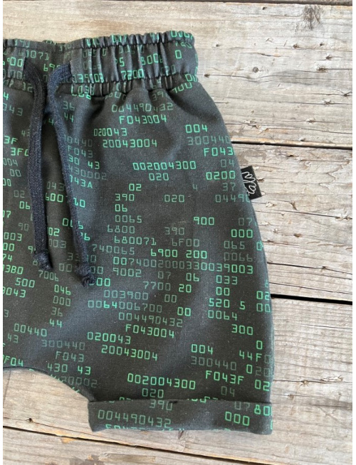 Krátke pudláče s funkčnou šnúrkou v páse - vzor Metrix