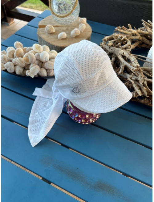 Pirátka so šiltom na viazanie - dierková - BIELA