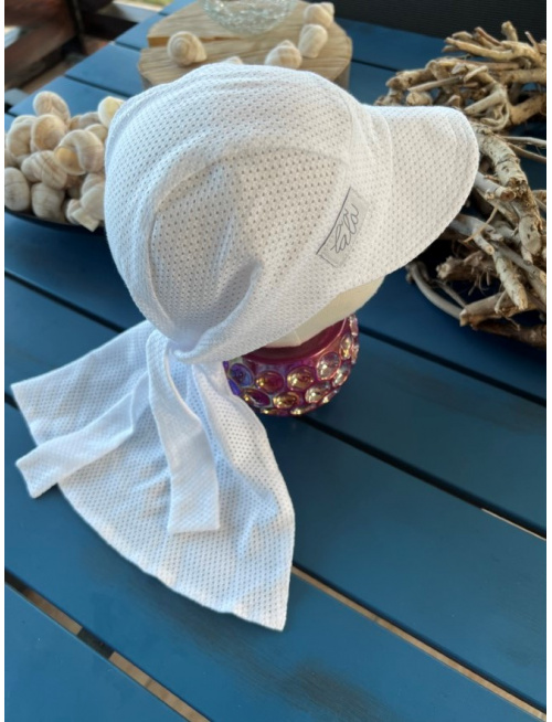 Pirátka so šiltom na viazanie - dierková - BIELA