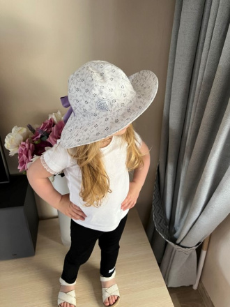 Rastúci elegantný klobúk LADY