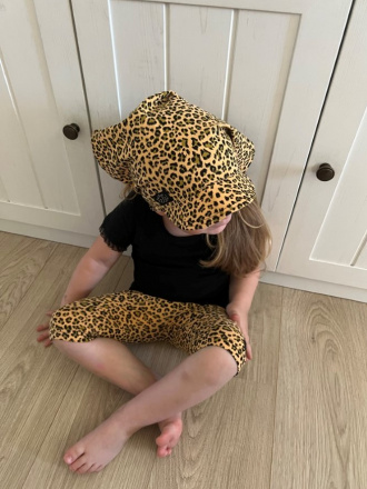 Úpletová šatka SUMMER so šiltom - na viazanie - LEOPARD na horčicovej