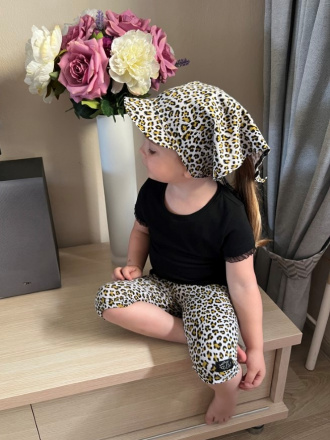 Úpletová šatka SUMMER so šiltom - na viazanie - LEOPARD na sivej