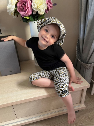 Úpletová šatka SUMMER so šiltom - na viazanie - LEOPARD na sivej