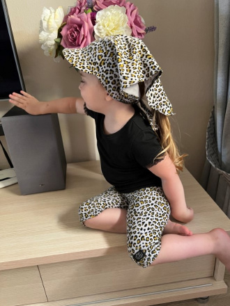 Úpletová šatka SUMMER so šiltom - na viazanie - LEOPARD na sivej