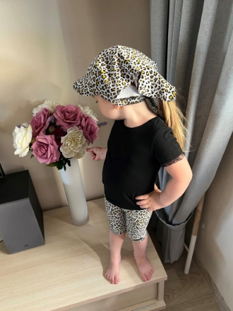 Úpletová šatka SUMMER so šiltom - na viazanie - LEOPARD na sivej