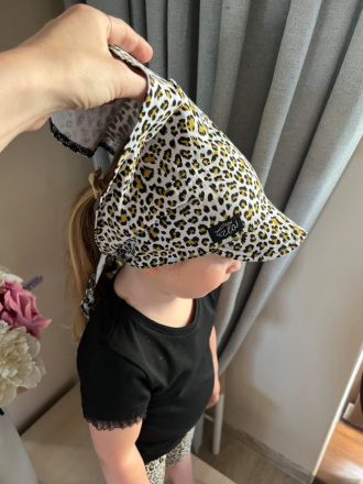 Úpletová šatka SUMMER so šiltom - na viazanie - LEOPARD na sivej