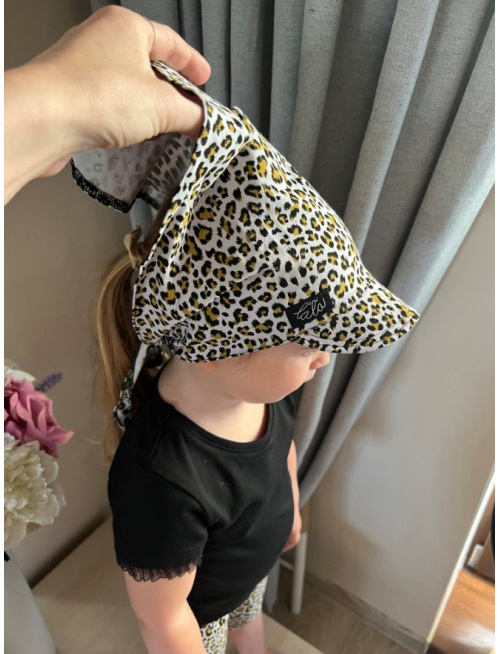 Úpletová šatka SUMMER so šiltom - na viazanie - LEOPARD na sivej