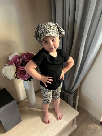 Úpletová šatka SUMMER so šiltom - na viazanie - LEOPARD na sivej