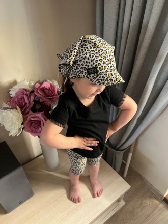 Úpletová šatka SUMMER so šiltom - na viazanie - LEOPARD na sivej