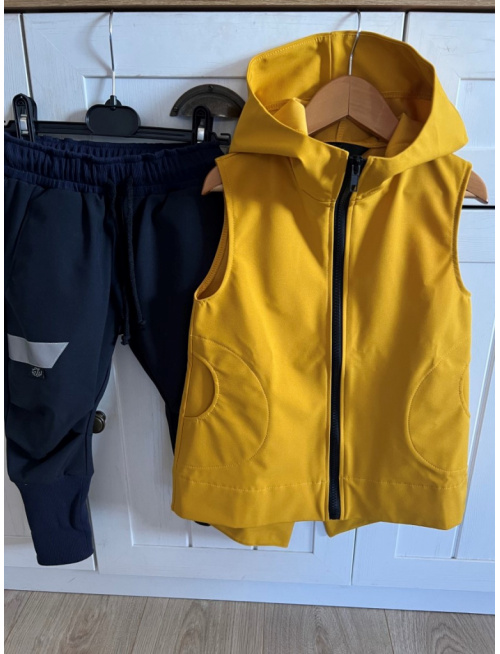 Rastúca softshell vesta so stojačikovou kapucňou - DOMI - jar/JESEŇ