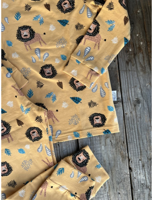 Detské pyžamko s rastúcimi manžetami LEVÍK na horčici - klasik strih