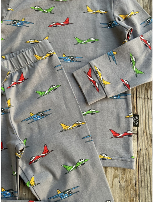 Detské pyžamko s rastúcimi manžetami LIETADLÁ NA SIVOM - klasik strih