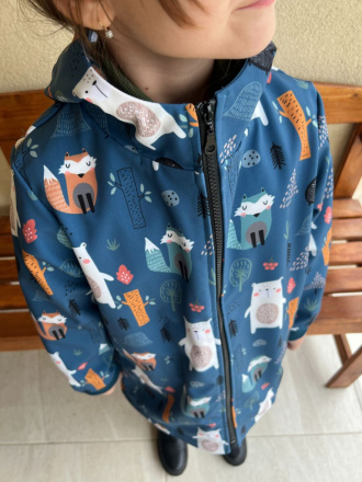 Rastúca softshell bunda s rovnozipsom, uškami a stojačik. kapucňou - ALEX - vzorovaná - jeseň/ZIMA