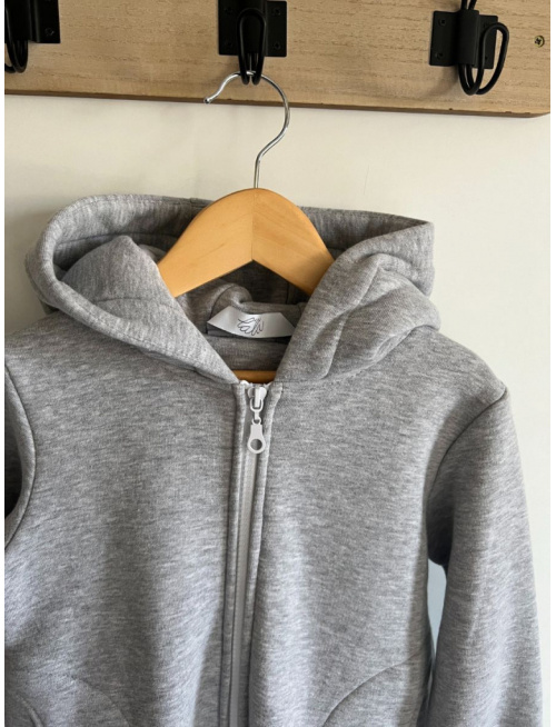 Rastúci kabátik RIO - hladko v páse - počesaná teplákovina - stredne sivý melír - POSLEDNÝ KUS