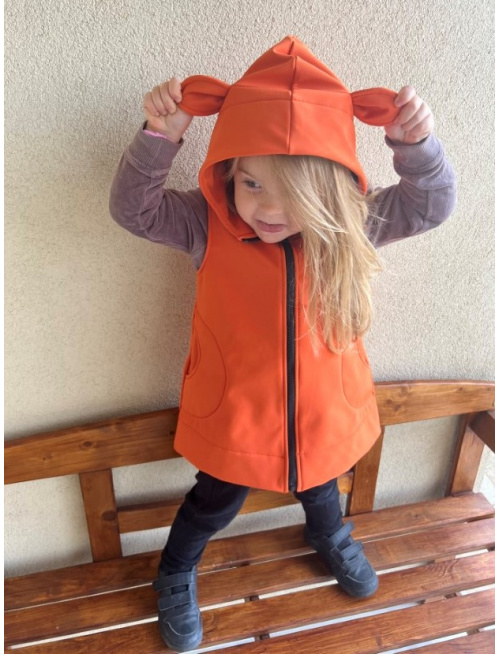 Rastúca softshell vesta so stojačikovou kapucňou - DOMI s uškami - jeseň/ZIMA