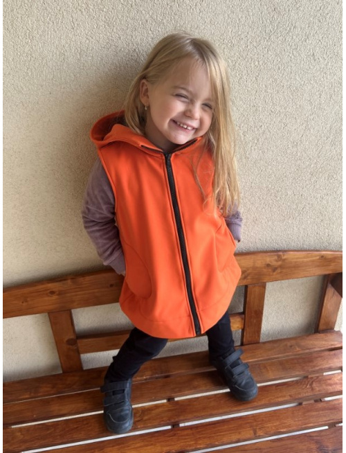 Rastúca softshell vesta so stojačikovou kapucňou - DOMI s uškami - jeseň/ZIMA