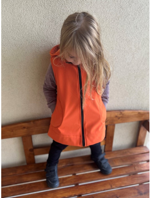 Rastúca softshell vesta so stojačikovou kapucňou - DOMI s uškami - jeseň/ZIMA