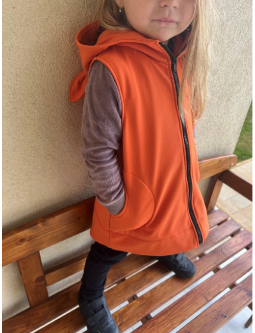 Rastúca softshell vesta so stojačikovou kapucňou - DOMI s uškami - jeseň/ZIMA