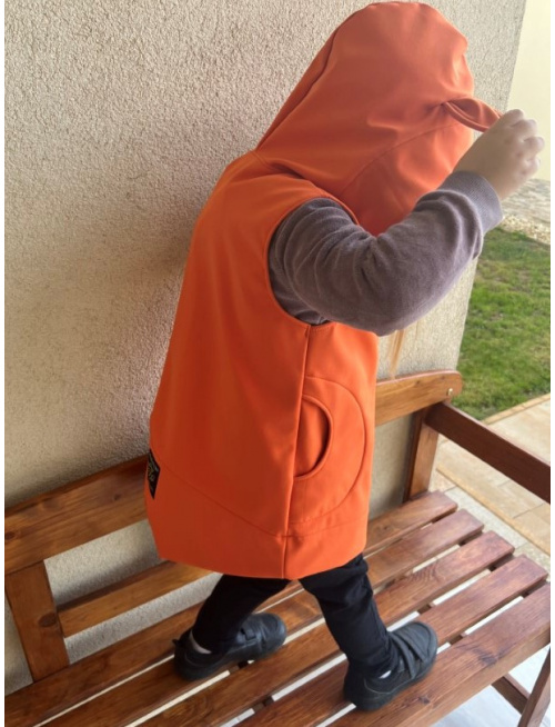 Rastúca softshell vesta so stojačikovou kapucňou - DOMI s uškami - jeseň/ZIMA