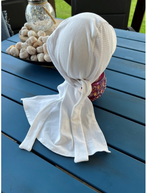 Pirátka so šiltom na viazanie - kombinovaná - BIELA