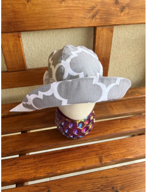 Rastúci elegantný klobúk na copík