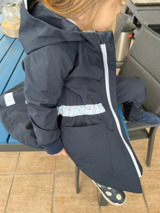 Rastúca LUX softshell bunda/parka - jar/JESEŇ - tmavomodrá so vzorovaným pásom a šiltom - POSLEDNÝ KUS