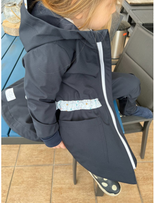 Rastúca LUX softshell bunda/parka - jar/JESEŇ - tmavomodrá so vzorovaným pásom a šiltom - POSLEDNÝ KUS