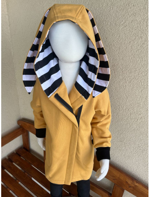 Rastúci kabátik so šikmozipsom, uškami a podšitou kapucňou - tenká počesaná teplákovina - okrová + čierny pásik