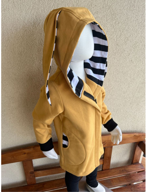 Rastúci kabátik so šikmozipsom, uškami a podšitou kapucňou - tenká počesaná teplákovina - okrová + čierny pásik