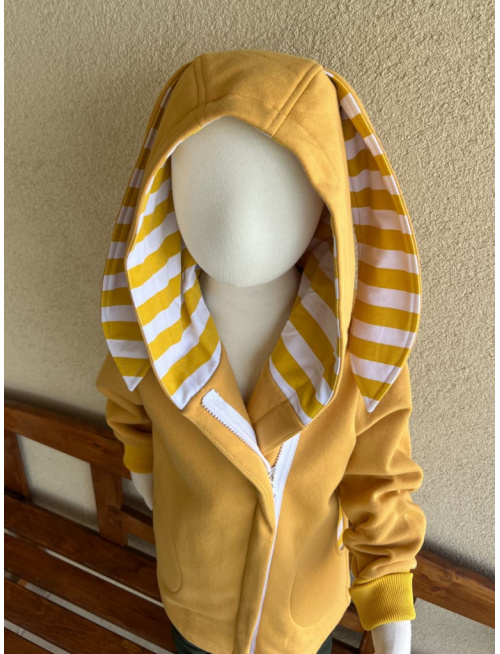 Rastúci kabátik so šikmozipsom, uškami a podšitou kapucňou - tenká počesaná teplákovina - okrová + žltý pásik