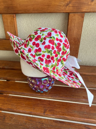 Rastúci elegantný klobúk LADY - čerešne