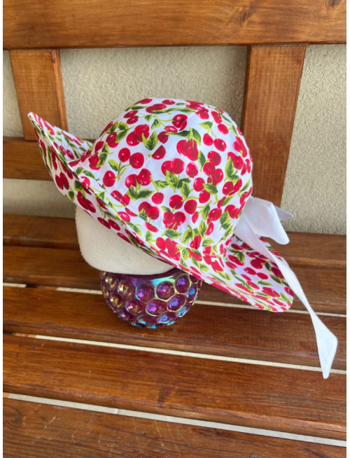 Rastúci elegantný klobúk LADY - čerešne