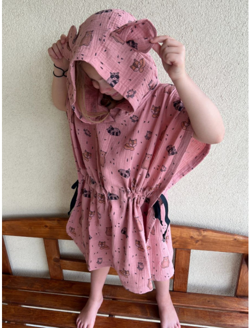 Detské pončo macko uši - zvieratká na tmavej staroružovej - gázovina/mušelín