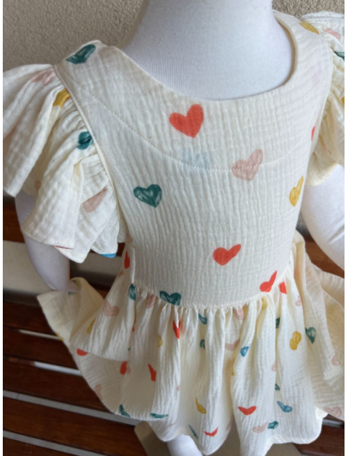 Šaty Valeriána - gázovina/mušelín - farebné srdiečka na maslovom podklade