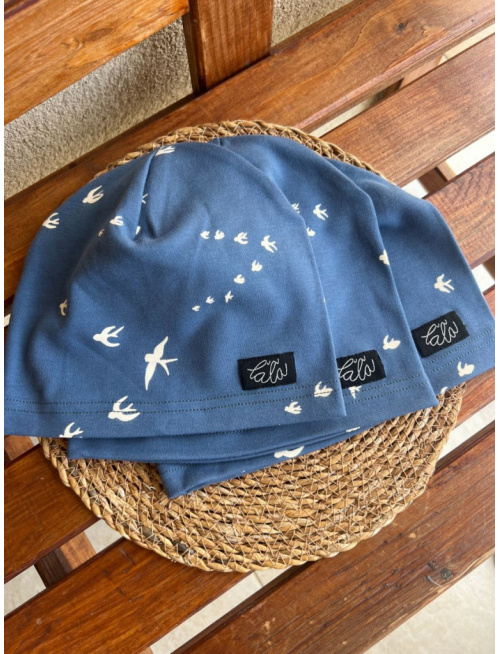 Úpletová šmolko čiapka - jednovrstvová - lastovička na modrej - LEN DO VYPREDANIA ZÁSOB
