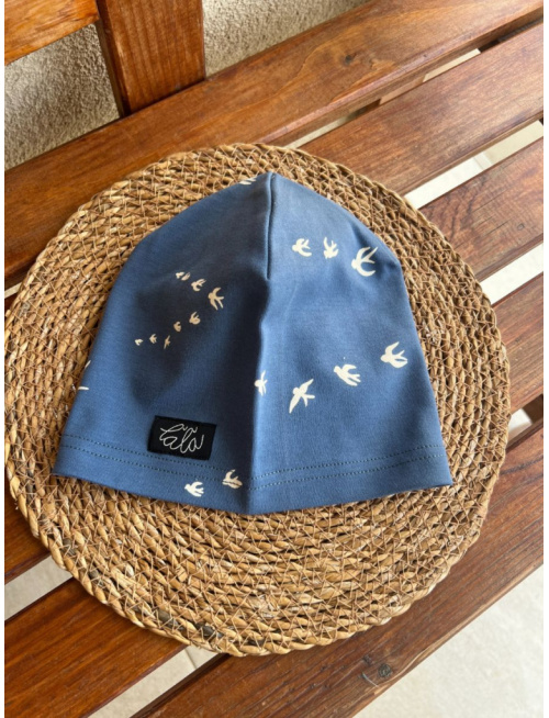 Úpletová šmolko čiapka - jednovrstvová - lastovička na modrej - LEN DO VYPREDANIA ZÁSOB