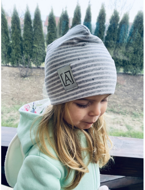 Žíhaná čiapka s vyhnutým lemom - sivá pásikavá