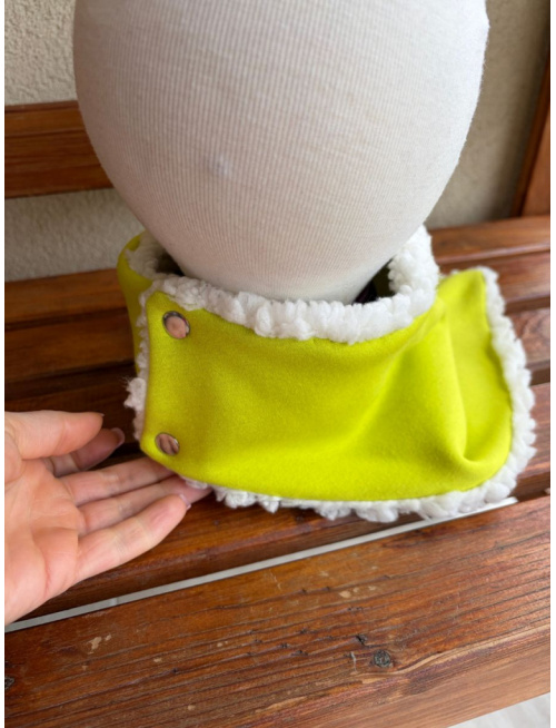 Warmkeeper trojuholníkový nákrčník podšitý barančekom - neón limetka