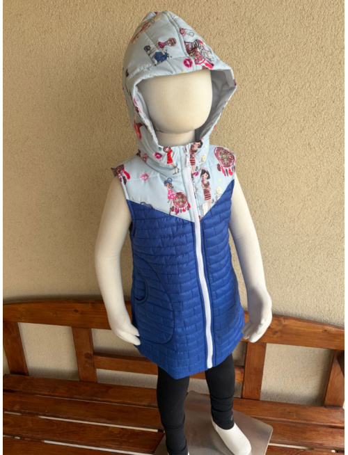 Rastúca vesta so stojačikovou kapucňou z prešiváku - DOMI - kombinovaná - POSLEDNÝ KUS