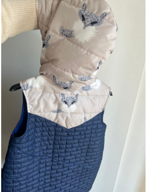 Rastúca vesta so stojačikovou kapucňou z prešiváku - DOMI - kombinovaná - POSLEDNÝ KUS