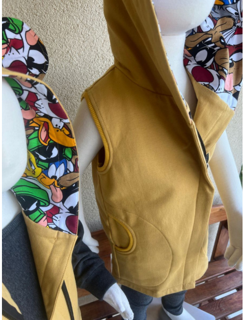 Rastúca PARMA vesta so šikmozipsom a uškami - ALEX - francúzska horčica + vzor - POSLEDNÝ KUS