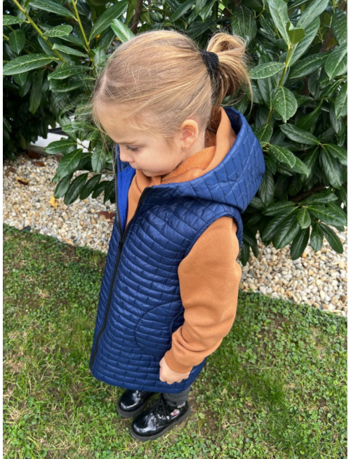 Rastúca vesta s rovnozipsom a stojačikovou kapucňou - prešivák podšitý podšívkou - DOMI