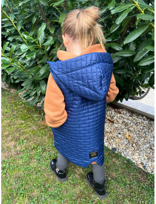 Rastúca vesta s rovnozipsom a stojačikovou kapucňou - prešivák podšitý podšívkou - DOMI