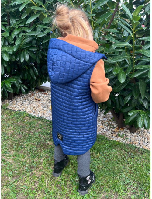 Rastúca vesta s rovnozipsom a stojačikovou kapucňou - prešivák podšitý podšívkou - DOMI