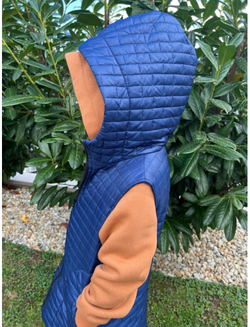 Rastúca vesta s rovnozipsom a stojačikovou kapucňou - prešivák podšitý podšívkou - DOMI