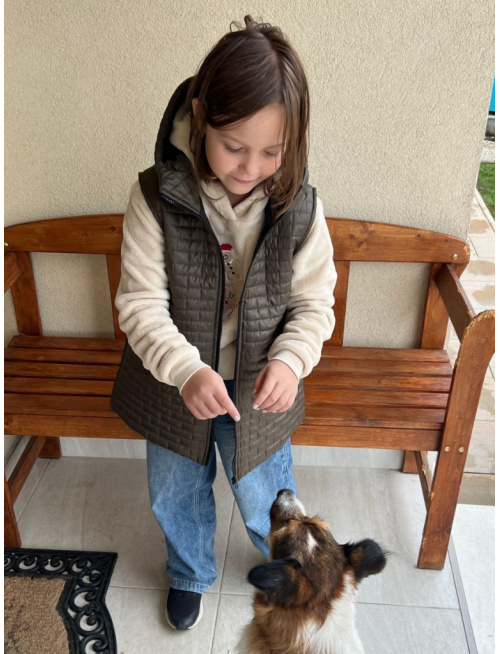 Rastúca vesta s rovnozipsom a stojačikovou kapucňou - prešivák podšitý podšívkou - DOMI