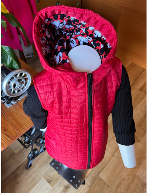 Rastúca vesta s rovnozipsom a stojačikovou kapucňou - prešivák podšitý teplákovinou - DOMI